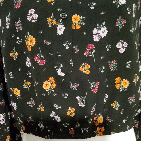 BCBGeneration Chic Black Floral Blouse - Picture 4 of 10